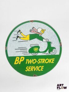 Plaque émaillée ronde BP two-stroke service Diamètre : 30 cm Petits éclats et traces de rouille Reproduction moderne