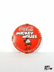 Plaque émaillée ronde d'après Coca-Cola x Mickey Mouse Diamètre: 30 cm Petits éclats et traces de rouille