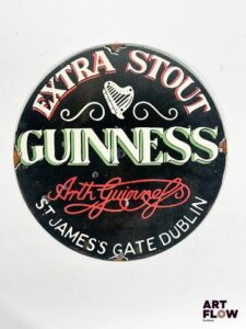 Plaque émaillée ronde Guinness Diamètre : 30 cm Petits éclats et traces de rouille Reproduction moderne