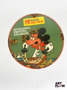 Plaque émaillée ronde Kodak Film représentant Mickey Diamètre : 30 cm Petits éclats et traces de rouille Reproduction moderne