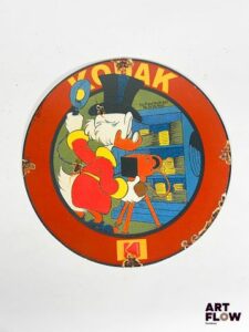 Plaque émaillée ronde Kodak représentant Picsou Diamètre : 30 cm Petits éclats et traces de rouille Reproduction moderne