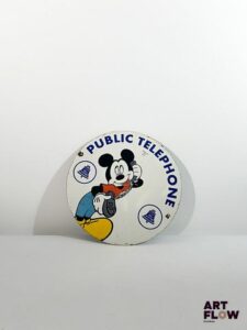 Plaque émaillée ronde Public Téléphone - Disney Diamètre : 30 cm Petits éclats et traces de rouille