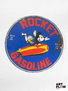 Plaque émaillée ronde Rocket Gasoline représentant Mickey Diamètre : 30 cm Petits éclats et traces de rouille Reproduction moderne