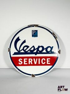 Plaque émaillée ronde Vespa Diamètre : 48 cm Petits éclats et traces de rouille Reproduction moderne