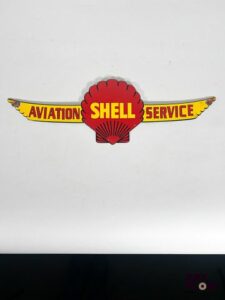 Plaque émaillée Shell Aviation Service Dimensions : 15 x 47 cm Petits éclats et traces de rouille Reproduction moderne
