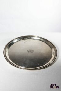 Plateau rond en argent, le centre orné d'un blason. Poids : 822,01 g D 31 cm