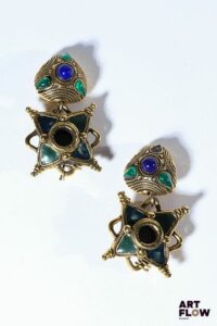 POGGI Paire de clips d'oreilles en métal doré ornés de cabochons vert et bleu H. 7 cm environ Petit manque sur la boucle