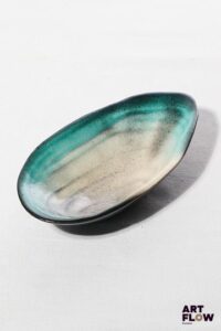 POL CHAMBOST (1906-1983) Coupe 1026 "Coquillage" en faience émaillée à couverte polychrome, l'intérieur dans les tons bleus et nacre, l'extérieur noir. Incisé "1056" et monogrammé "PC". 19,5 x 10 x 4 cm Bibliographie : Philippe Chambost, "Pol Chambost, Sculpteur-Céramiste 1906-1983", Somogy Editions d'Art, Paris, 2006, modèle similaire p. 80