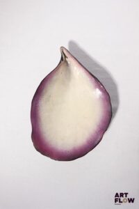 POL CHAMBOST (1906-1983) Coupe 861 "Coquillage" en faience émaillée à couverte polychrome, l'intérieur dans les tons violet et blanc, l'extérieur à couverte noire. Incisé "861" et monogrammé "PC". 31 x 21 x 5 cm Quelques petits éclats Bibliographie : Philippe Chambost, "Pol Chambost, Sculpteur-Céramiste 1906-1983", Somogy Editions d'Art, Paris, 2006, modèle similaire p. 158