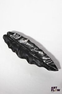 POL CHAMBOST (1906-1983) Importante coupe 21 "Feuille" en faience émaillée noire Incisée sous la base "Made in France" et tampon "21" 52 x 15 x 5 cm Bibliographie : Philippe Chambost, "Pol Chambost, Sculpteur-Céramiste 1906-1983", Somogy Editions d'Art, Paris, 2006, modèle similaire p. 125