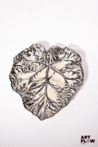 POL CHAMBOST (1906-1983) Importante coupe 26 "Feuille" en faience émaillée à couverte bicolore Incisée sous la base "Poterie Pol Chambost, 26, Made in France" 35 x 34 x 7 cm Petits éclats Bibliographie : Philippe Chambost, "Pol Chambost, Sculpteur-Céramiste 1906-1983", Somogy Editions d'Art, Paris, 2006, modèle similaire p. 74