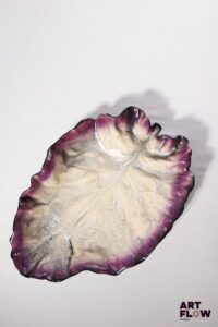 POL CHAMBOST (1906-1983) Importante coupe 6 en forme de feuille, en faience émaillée à couverte polychrome pour l'intérieure, noire à l'extérieur. Incisée au revers "Poterie Pol Chambost, Made in France, n°6" 43,5 x 31 x 10 cm Bibliographie : Philippe Chambost, "Pol Chambost, Sculpteur-Céramiste 1906-1983", Somogy Editions d'Art, Paris, 2006, modèle similaire p. 76