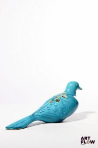 POL CHAMBOST (1906-1983) Oiseau pique-fleurs en faience à couverte émaillée bleue. Signé sous la queue "Pol Chambost". 27 x 13 x 9 cm