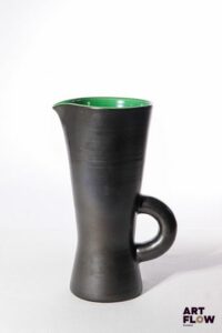 POL CHAMBOST (1906-1983) Pichet 860 de forme diabolo en faience émaillée à couverte noire à l'extérieure, verte à l'intérieur. Incisé au revers "Poterie Pol Chambost, 860", et tampon "Made in France" 26,5 x 15 x 12 cm Bibliographie : Philippe Chambost, "Pol Chambost, Sculpteur-Céramiste 1906-1983", Somogy Editions d'Art, Paris, 2006, modèle similaire p. 76