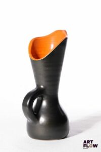 POL CHAMBOST (1906-1983) Pichet 898 en faience émaillée à couverte noire à l'extérieure, terracotta à l'intérieur. Incisé au revers "Poterie Pol Chambost, 898" 20 x 10 cm env. Bibliographie : Philippe Chambost, "Pol Chambost, Sculpteur-Céramiste 1906-1983", Somogy Editions d'Art, Paris, 2006, modèle similaire p. 72