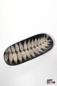 POL CHAMBOST (1906-1983) Plat 865 de forme ovale, en faience émaillée polychrome à décor de fougères. Incisé au revers "Poterie Pol Chambost, 865, Made in France" 63 x 26 x 4 cm Bibliographie : Philippe Chambost, "Pol Chambost, Sculpteur-Céramiste 1906-1983", Somogy Editions d'Art, Paris, 2006, modèle similaire p. 78 ; p. 157