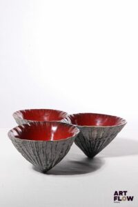 POL CHAMBOST (1906-1983) Rare coupe tripode 2053 "Coquilles" en faience émaillée à couverte polychrome, dans les tons rouges à l'intérieur et figurant une coquille à l'extérieur. Incisée "2053, France, PC" 32,5 x 9 x 10 cm env. Bibliographie : Philippe Chambost, "Pol Chambost, Sculpteur-Céramiste 1906-1983", Somogy Editions d'Art, Paris, 2006, pp. 96-97.