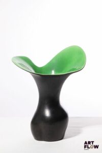 POL CHAMBOST (1906-1983) Vase 1040 dit "corolle" en faience émaillée à couverte noire à l'extérieur, verte à l'intérieur. Incisé au revers "Poterie Pol Chambost, 1040, Made in France" 30 x 23 x 16 cm Bibliographie : Philippe Chambost, "Pol Chambost, Sculpteur-Céramiste 1906-1983", Somogy Editions d'Art, Paris, 2006, p. 79