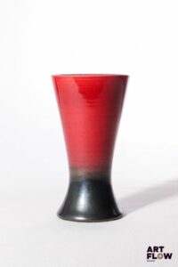 POL CHAMBOST (1906-1983) Vase 1041 de forme diabolo en faience émaillée à couverte bicolore, dans les tons noirs et framboise. Incisé au revers "Poterie Pol Chambost, Made in France, 1041" 15,5 x 9 cm