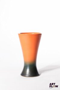POL CHAMBOST (1906-1983) Vase 1041 de forme diabolo en faience émaillée à couverte bicolore, dans les tons noirs et orange. Incisé au revers "Poterie Pol Chambost, Made in France, 1041" 15,5 x 9 cm