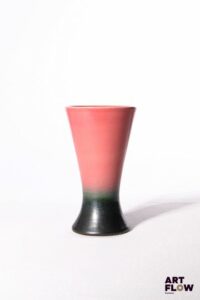 POL CHAMBOST (1906-1983) Vase 1041 de forme diabolo en faience émaillée à couverte bicolore, dans les tons noirs et rose. Incisé au revers "Poterie Pol Chambost, Made in France, 1041" 15,5 x 9 cm