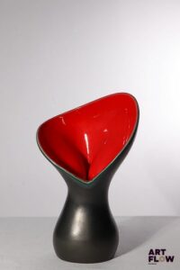 POL CHAMBOST (1906-1983) Vase 1046 "Corolle" en faience émaillée à couverte noire à l'extérieur, rouge vif à l'intérieur. Incisé sous la base "1046, Poterie Pol Chambost, Made in France" H. 29 cm Bibliographie : Philippe Chambost, "Pol Chambost, Sculpteur-Céramiste 1906-1983", Somogy Editions d'Art, Paris, 2006, modèle similaire en couverture du livre
