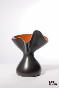 POL CHAMBOST (1906-1983) Vase 1055 en faience émaillée, l'extérieur à couverte noire, l'intérieur à couverte terracotta Incisé sur l'envers "1055, Poterie Pol Chambost, Made in France" 29 x 20 x 24 cm Bibliographie : Philippe Chambost, "Pol Chambost, Sculpteur-Céramiste 1906-1983", Somogy Editions d'Art, Paris, 2006, p. 138 ; p.146.