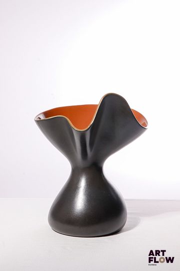 POL CHAMBOST (1906-1983) Vase 1055 en faience émaillée, l’extérieur à couverte noire, l’intérieur à couverte terracotta Incisé sur l’envers « 1055, Poterie Pol Chambost, Made in France » 29 x 20 x 24 cm Bibliographie : Philippe Chambost, « Pol Chambost, Sculpteur-Céramiste 1906-1983 », Somogy Editions d’Art, Paris, 2006, p. 138 ; p.146. Pol Chambost - Vase corolle