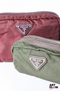 PRADA Ensemble de deux trousses en nylon vert et aubergine, bijouterie en métal argenté Dimensions : 14 x 18 cm pour la plus grande
