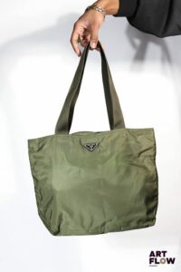 PRADA Sac cabas porté épaule en toile kaki, fermeture zippée Signé Dimensions : 30 x 41,5 cm Petites tâches