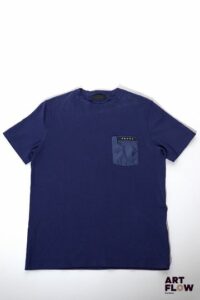 PRADA Tee-shirt en coton bleu, poche sur le devant avec signature "Prada" Taille S