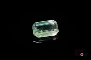 Préhnite rectangulaire à pans coupés. Jolie couleur. 2.63 cts. 11.0mm x 7.2mm