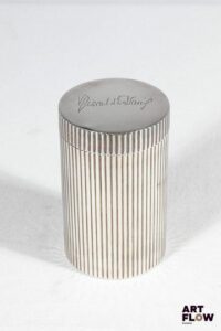 PUIFORCAT Boîte en argent à décor guilloché H.10 cm et D. 6 cm Poids : 165,84 g Le couvercle signé Valéry Giscard d'Estaing - vraisemblablement un cadeau de la Présidence Bon état général malgré quelques légers défauts (rayures d'usage)