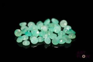 Quarante-deux émeraudes rondes. Probablement Brésil, non chauffée. 4.96 cts. Diam. moy.: 3.0mm