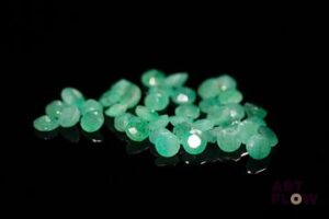 Quarante émeraudes rondes. Probablement Brésil, non chauffée. 4.48 cts. Diam. moy.: 3.0mm