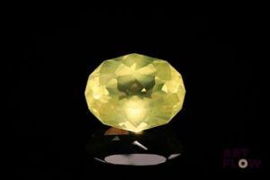 Quartz «Lemon» ovale fantaisie. Très belle couleur. 6.98 cts. 14.4mm x 11.2mm
