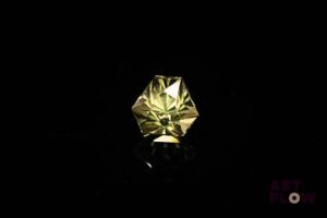 Quartz «Lemon» trillion à pans coupés. Probablement Brésil, VVS. 1.98 ct. 7.5mm x 7.5mm