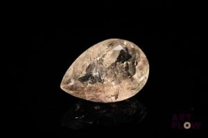 Quartz rutile poire. Inclusions, givres. 9.33 cts. 17.5mm x 11.9mm
