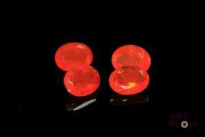 Quatre opales de feus ovales. Beaux éclats de couleur. 4.35 cts. Dims. moy.: 9.0mm x 7.0mm