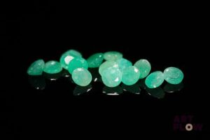Quinze émeraudes rondes. Probablement Brésil, non chauffée. 4.30 cts. Diam. moy.: 4.1mm
