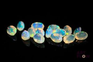 Quinze opales facettées blanches ovales. Beaux éclats de couleur. 4.68 cts. Dims. moy.: 6.0mm x 4.0mm