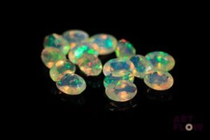 Quinze opales facettées blanches ovales. Beaux éclats de couleur. 4.97 cts. Dims. moy.: 6.0mm x 4.0mm
