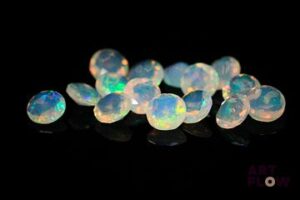 Quinze opales facettées blanches rondes. Beaux éclats de couleur. 4.04 cts. Diam. moy.: 5.0mm