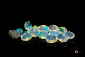Quinze opales ovales. 4.59 cts. Dims. moy.: 6.0mm x 4.0mm