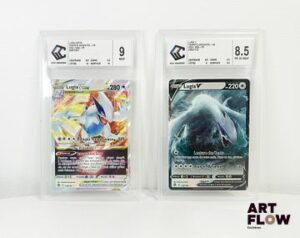 Réunion de 2 cartes gradées du bloc Epée et bouclier : - Lugia V 138/195 - Série Tempête argentée - CCC Grading 8,5 (état proche du neuf) - Lugia Vstar 139/195 - Série Tempête argentée - CCC Grading 8,5 (état proche du neuf) En Français