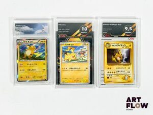 Réunion de 3 cartes Pokémon gradées en langue japonaise - Collection Pikachu : - Pikachu 120/SV-P - Promotionelle - CGG 10 (Parfaite). - Raichu N°026 - Gym Heroes - CGG 9,5 (Neuf). - Raichu 023/060 - Holographique - Collection X - CollectAura 9 (Neuf).