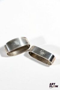 ROBBE & BERKING Ensemble de 2 ronds de serviette en argent Chiffrés "GR" sur l'un et "MR" sur l'autre Largueur : 5,5 cm Poids : 43,31 g (GR) et 34,20 g (MR)
