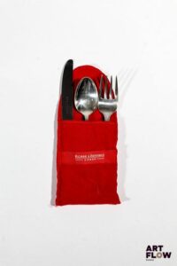 ROBBE & BERKING Ensemble de couverts en argent 925/1000 comprenant : - 1 fourchette - 1 cuillère - 1 couteau Dans son pochon Poids : 102,54 g