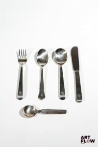 ROBBE & BERKING Ensemble de couverts en argent comprenant : - 1 cuillère, 1 fourchette et 1 couteau en argent 800/1000. Chiffrés GR - 1 cuillère en argent 925. Chiffré MR On y joint une petite cuillère Auerhahn en argent 800/1000 Poids : 200,07 g
