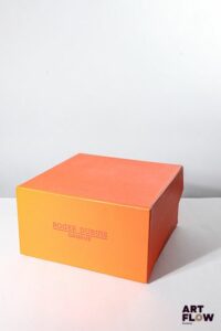 ROGER DUBUIS Boîte et sur boîte. Dimensions : 18 x 18 x 10 cm